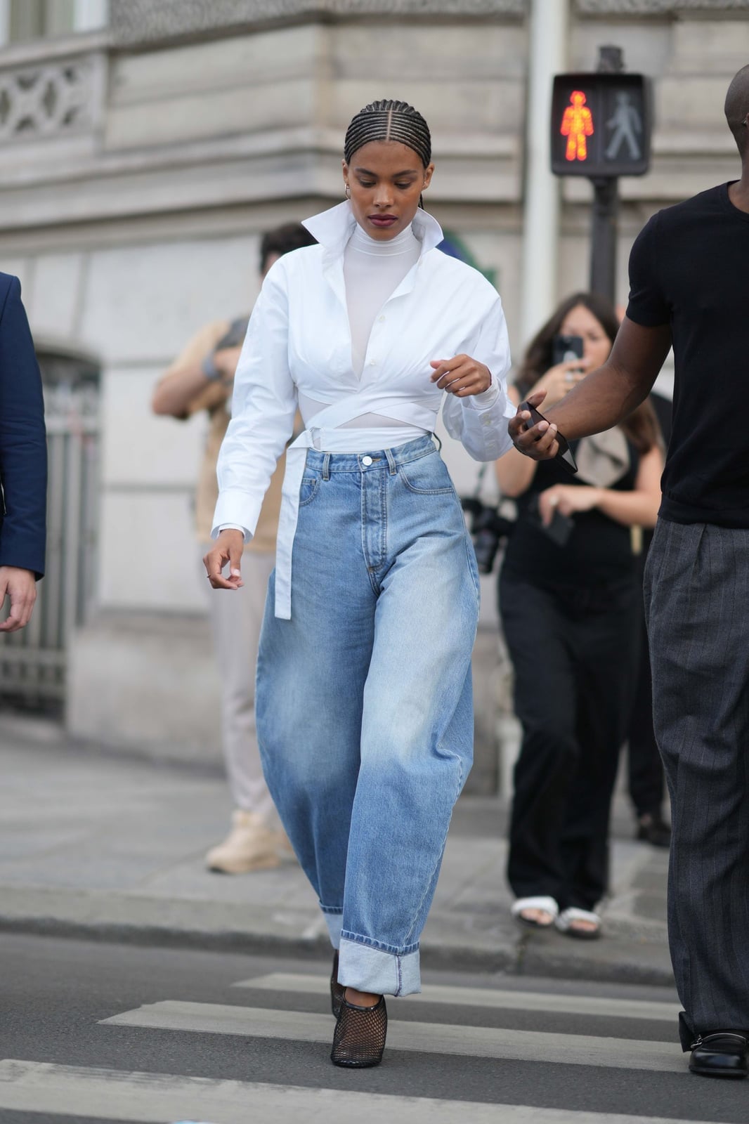 Wide Barrel Leg Jeans With Oversized White Shirt And Turtleneck Wide Barrel Leg Jeans With Oversized White Shirt And Turtleneck — Classy Barrel Jeans Outfits