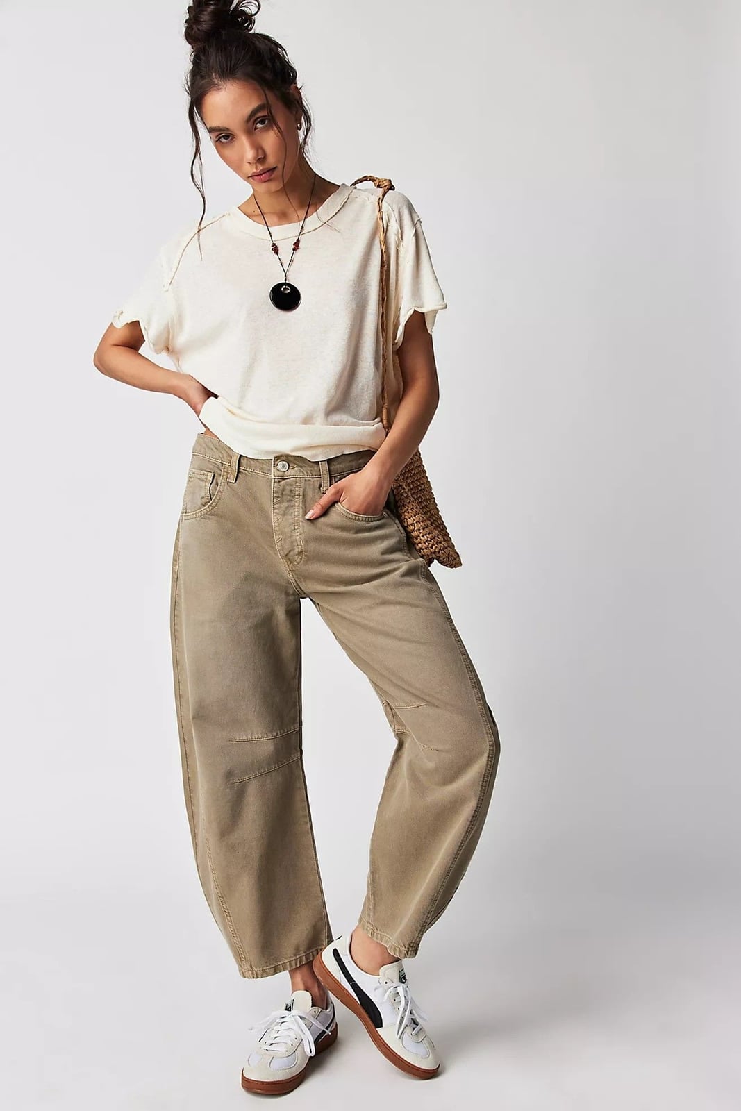 Khaki Barrel Leg Jeans With Cream T-shirt And Beige Sneakers Khaki Barrel Leg Jeans With Cream T-shirt And Beige Sneakers — Classy Barrel Jeans Outfits