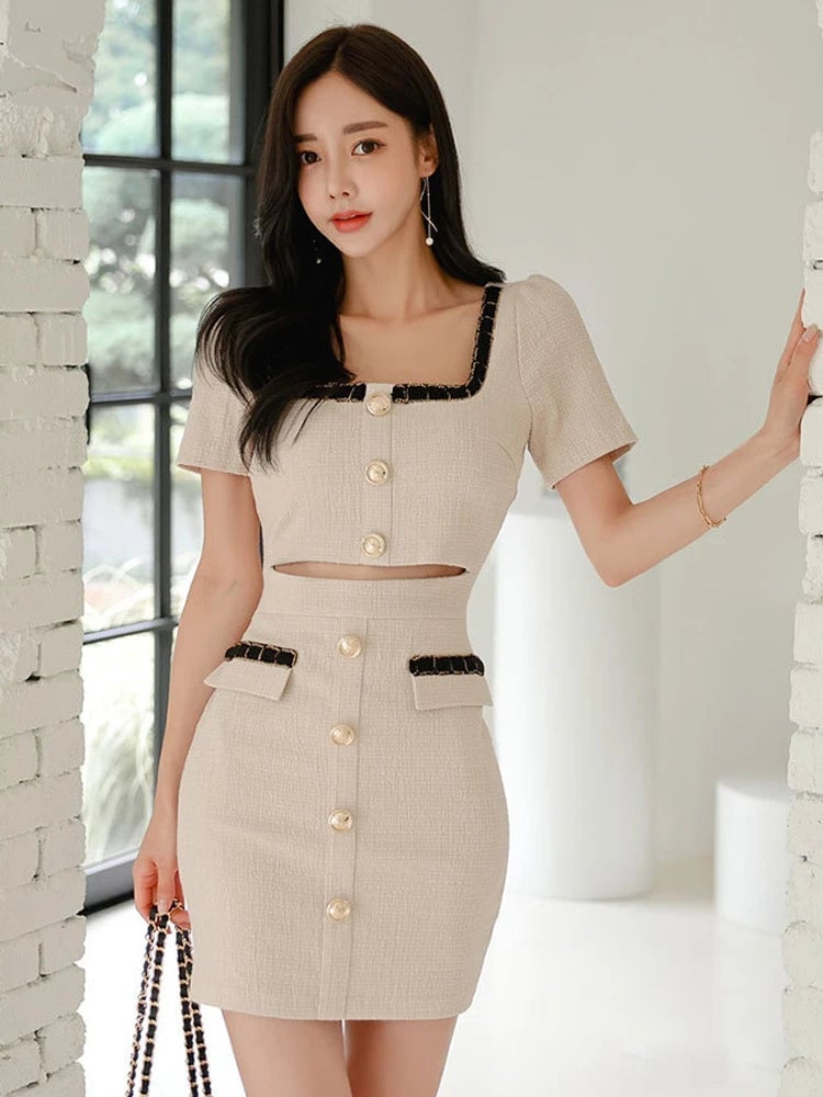Beige Tweed Jacket and Pencil Skirt Set With Gold Bracelet Beige Tweed Jacket and Pencil Skirt Set With Gold Bracelet — Classy Beige Outfits