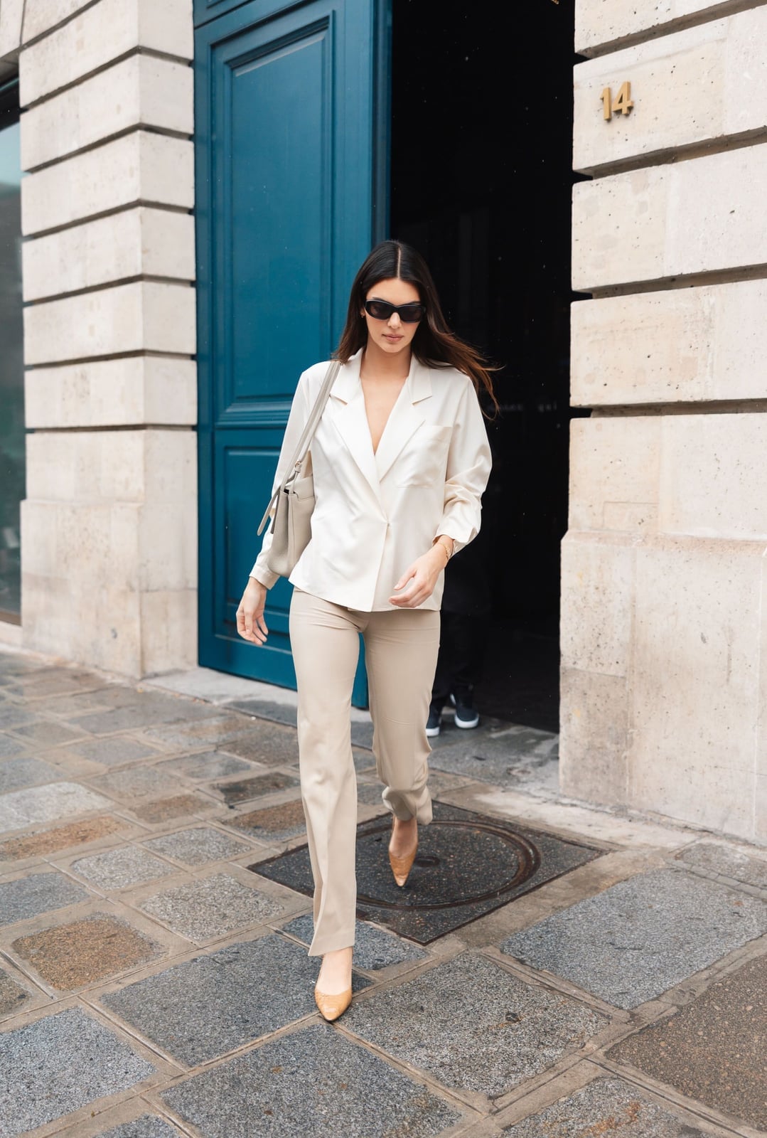 Sophisticated Beige Trousers and Oversized Blazer, Close-Up Take Sophisticated Beige Trousers and Oversized Blazer, Close-Up Take — Classy Beige Outfits