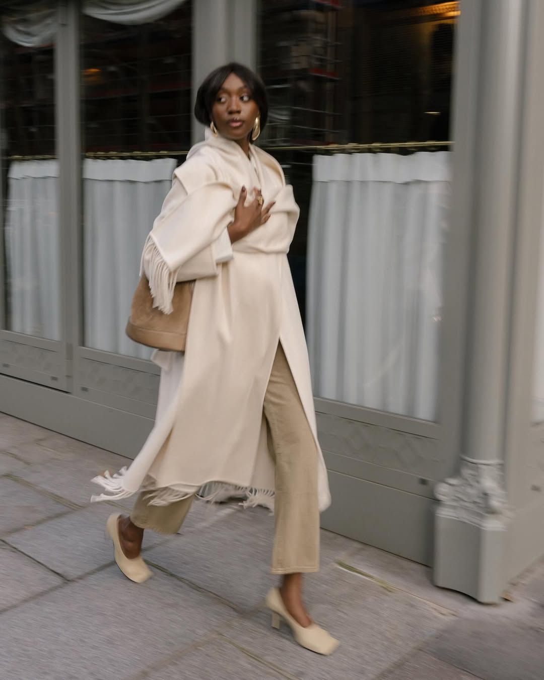 Chic Autumn Outfit with a Fringed Beige Coat and Pointed Toe Flats Chic Autumn Outfit with a Fringed Beige Coat and Pointed Toe Flats — Classy Beige Outfits