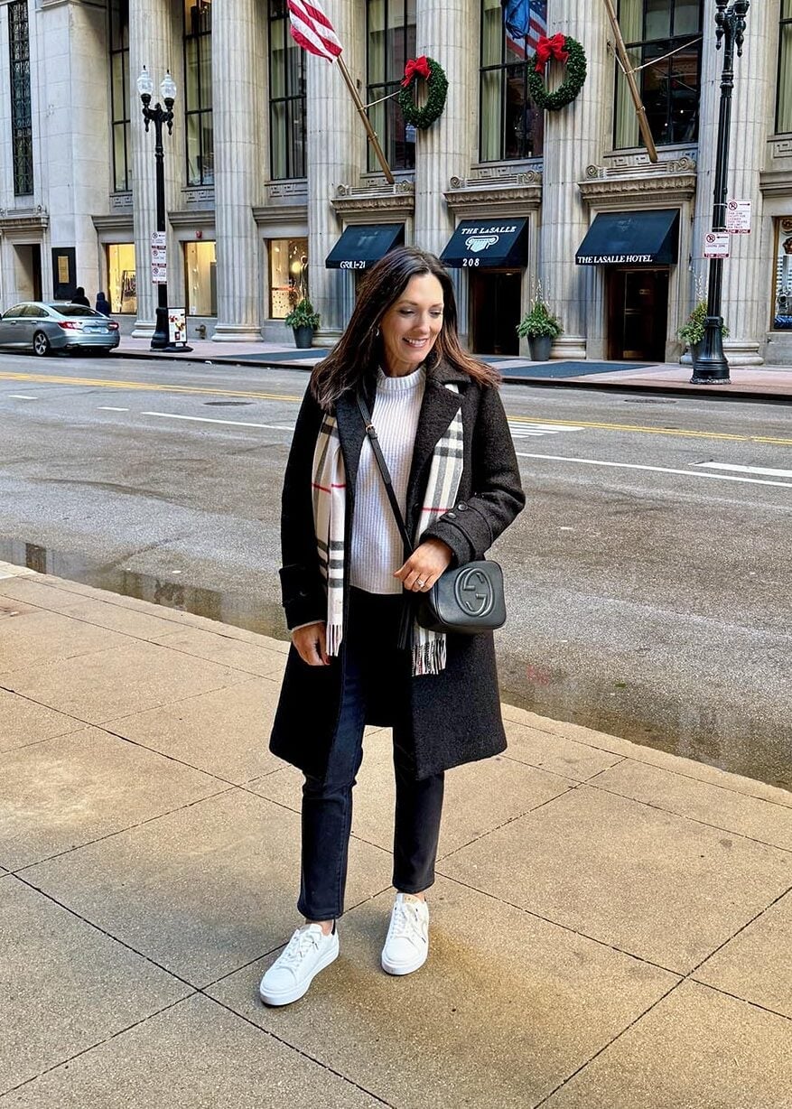 Black Straight Leg Jeans with a White Sweater and Black Coat Black Straight Leg Jeans with a White Sweater and Black Coat — Classy Black Jeans Outfits