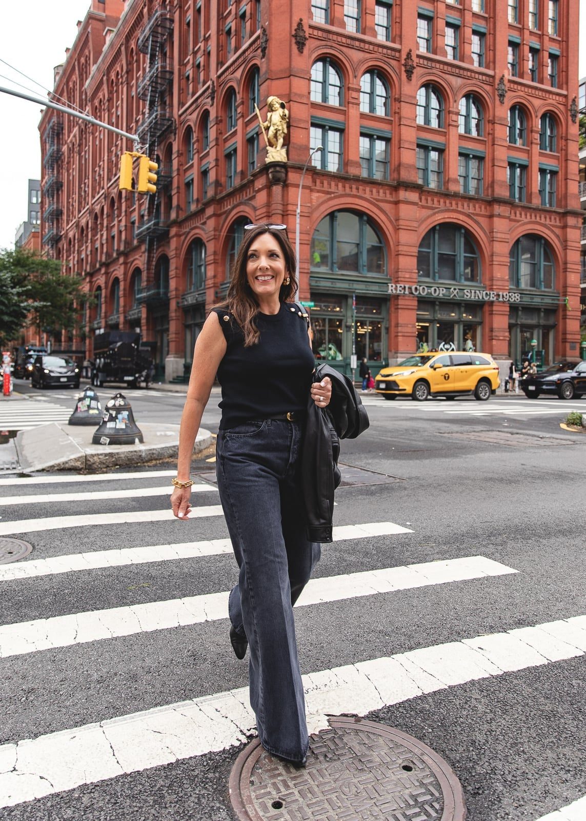 Dark Grey Wide Leg Jeans with a Sleeveless Top Dark Grey Wide Leg Jeans with a Sleeveless Top — Classy Black Jeans Outfits