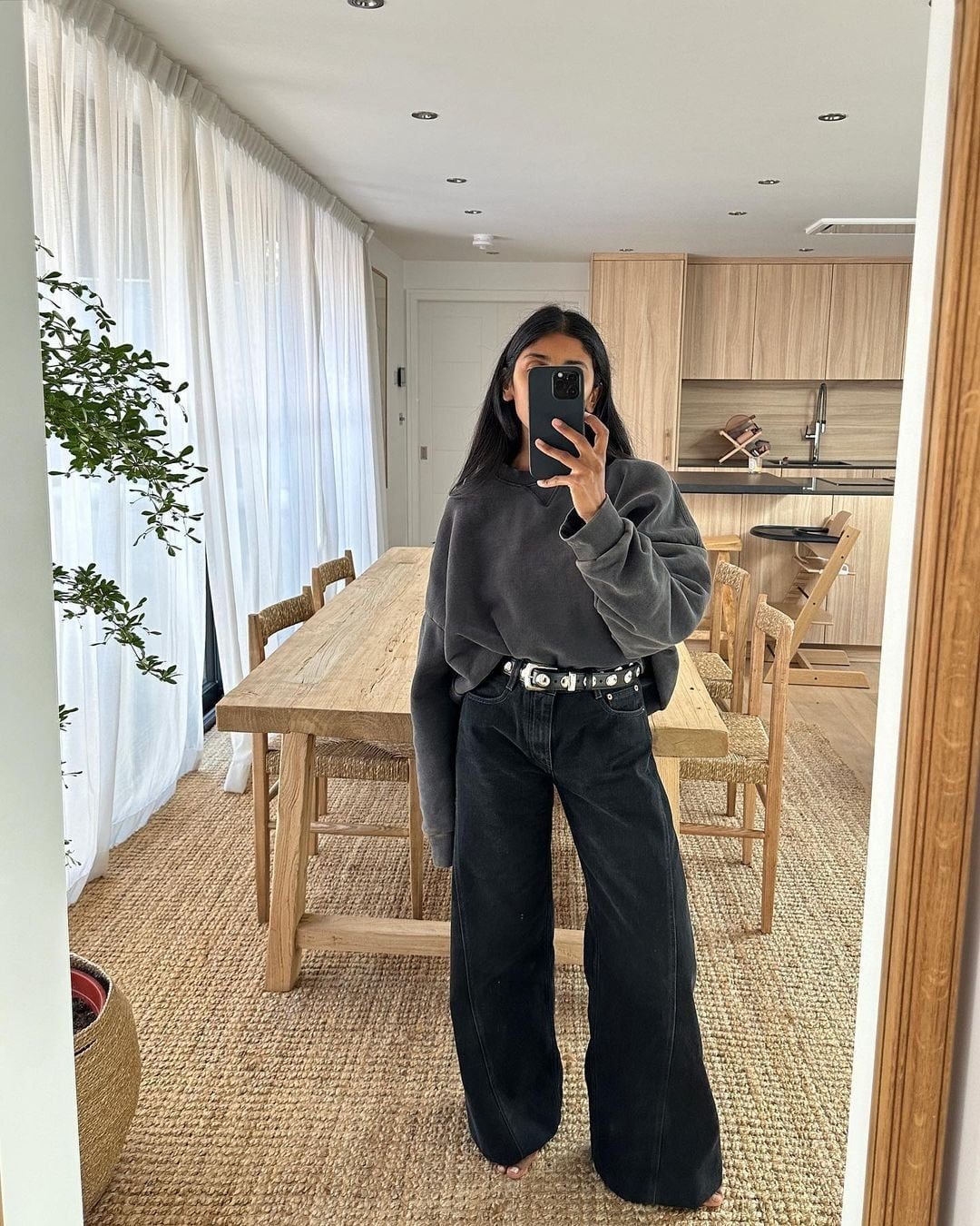Wide Leg Black Jeans with a Grey Crewneck Sweatshirt Wide Leg Black Jeans with a Grey Crewneck Sweatshirt — Classy Black Jeans Outfits