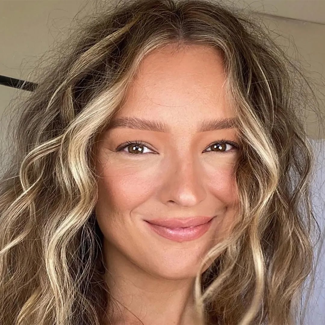 Mid-Back Waves With Natural Blonde Highlights — Classy Blonde Highlights on Dark Hair