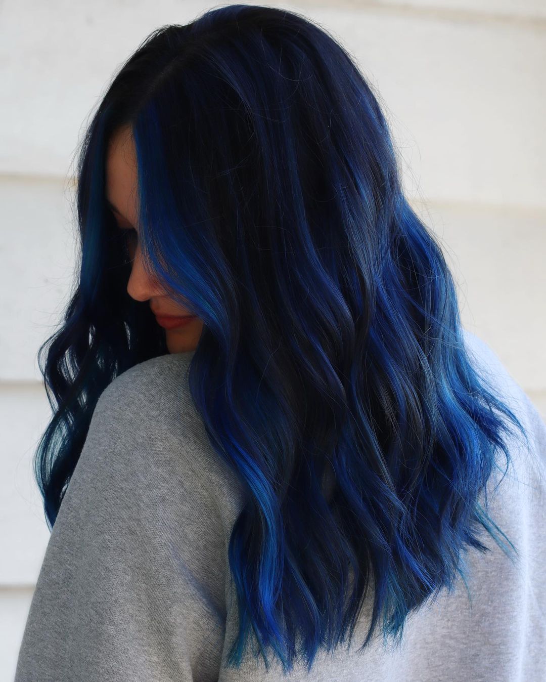 Collarbone Layered Cut With Vibrant Blue Highlights, Wavy Collarbone Layered Cut With Vibrant Blue Highlights, Wavy — Classy Blue Highlights