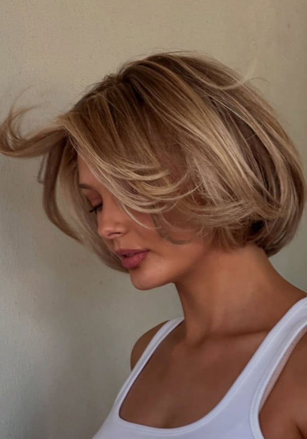 Collarbone Bob With Voluminous Layers And Warm Blonde — Classy Bob with Curtain Bangs