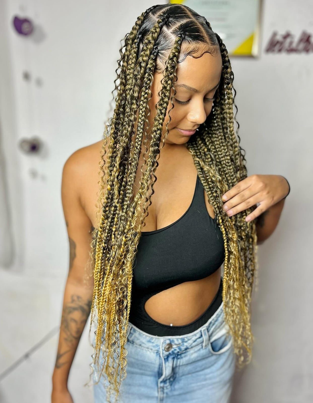 Black Base Honey Blonde Highlights Mid-Back, Wavy Black Base Honey Blonde Highlights Mid-Back, Wavy — Classy Boho Knotless Braids