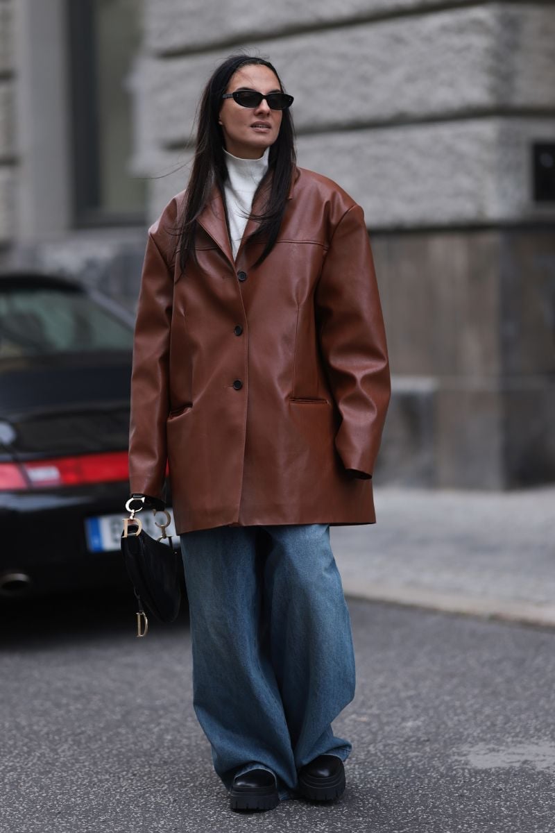 Oversized Brown Blazer White Turtleneck Black Boots — Classy Brown Leather Jacket Outfit