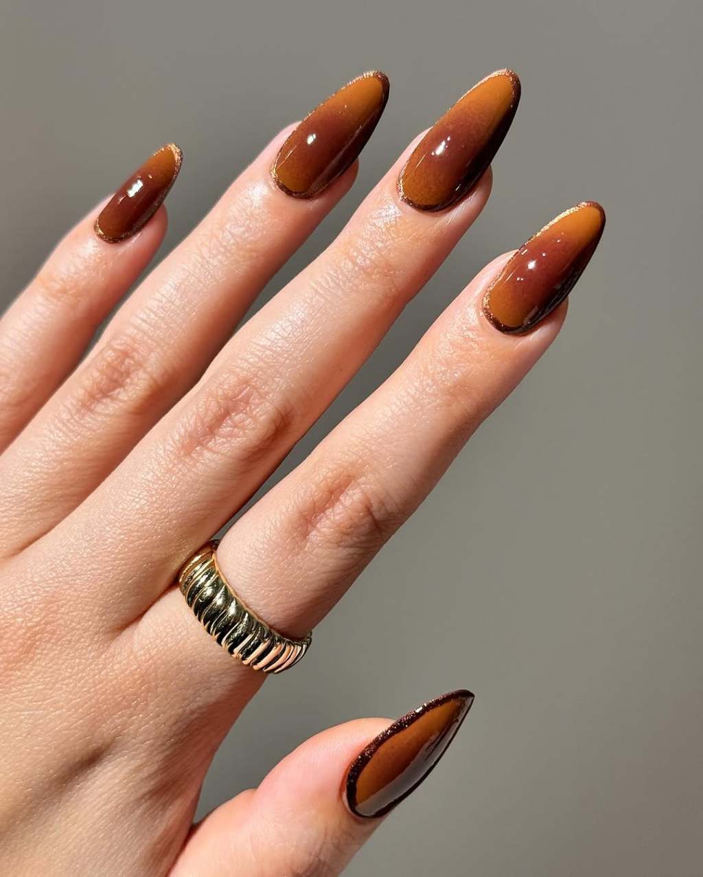 Medium Almond Brown Ombre with Gold Line, миндаль Medium Almond Brown Ombre with Gold Line, миндаль — Classy Brown Ombre Nails