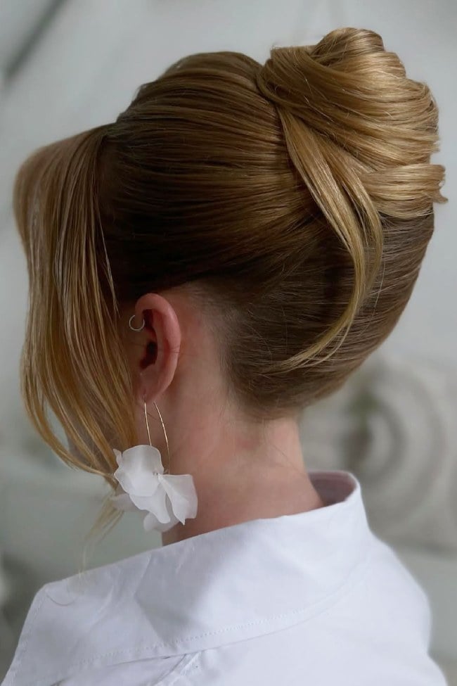 Voluminous Blonde High Bun With Face-Framing Layers Voluminous Blonde High Bun With Face-Framing Layers — Classy Bun and Bang