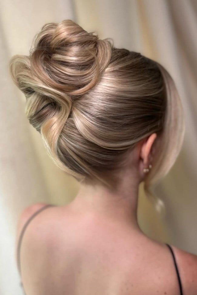 Blonde Sculpted Bun With Curtain Bangs Blonde Sculpted Bun With Curtain Bangs — Classy Bun and Bang