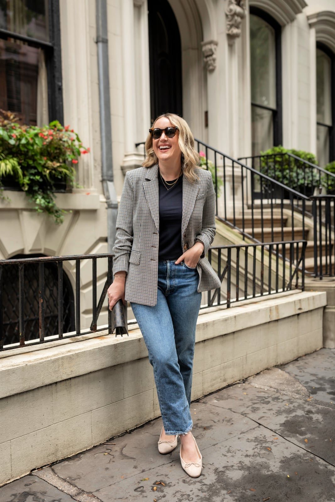 Straight Leg Jeans with Black T-Shirt and Checked Blazer Straight Leg Jeans with Black T-Shirt and Checked Blazer — Classy Casual Jeans Outfit