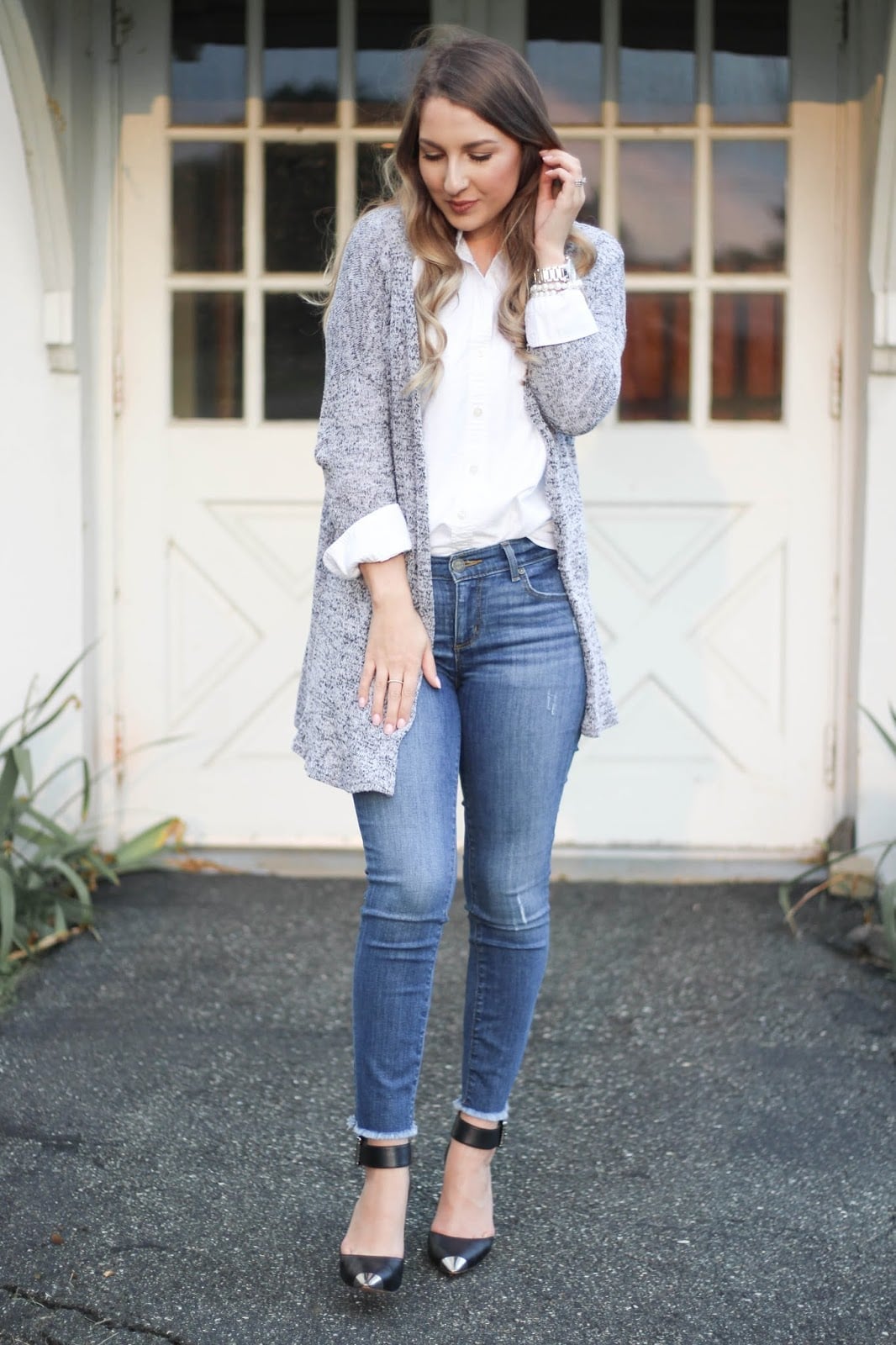 Skinny Jeans with White Shirt and Grey Patterned Cardigan Skinny Jeans with White Shirt and Grey Patterned Cardigan — Classy Casual Jeans Outfit