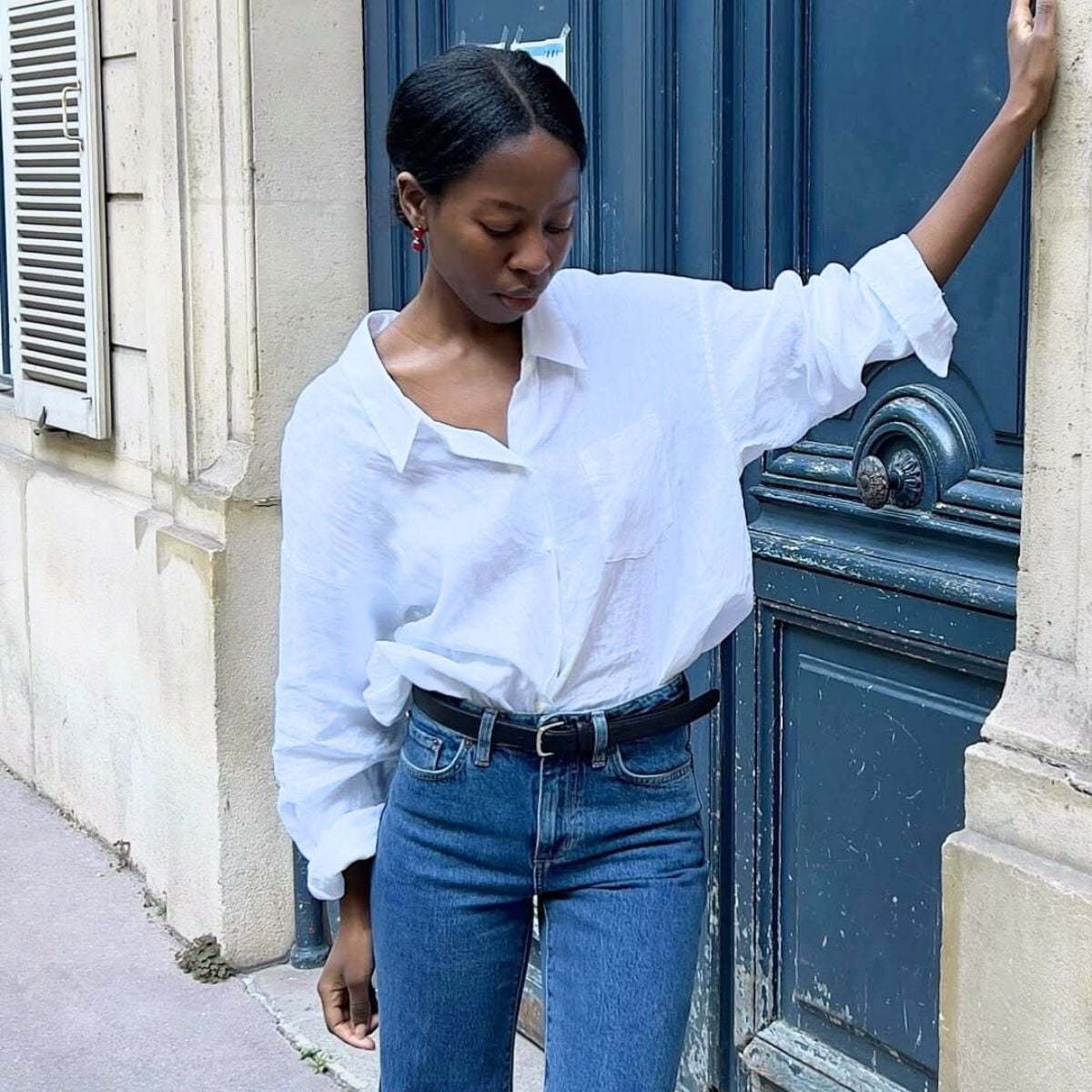 Straight Leg Jeans with White Button-Down Shirt and Black Belt Straight Leg Jeans with White Button-Down Shirt and Black Belt — Classy Casual Jeans Outfit