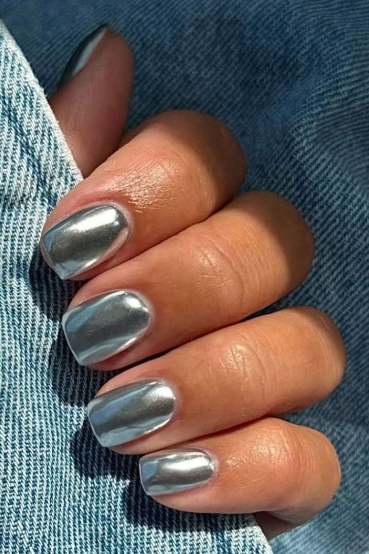 Short Oval Brilliant Silver Chrome Nails Short Oval Brilliant Silver Chrome Nails — Classy Chrome Nails Colors