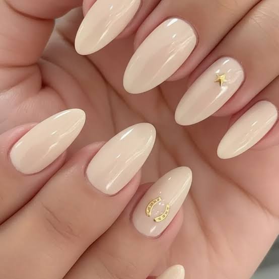 Pale Nude Gold Charm Star Horseshoe Nails Pale Nude Gold Charm Star Horseshoe Nails — Classy Concert Nails