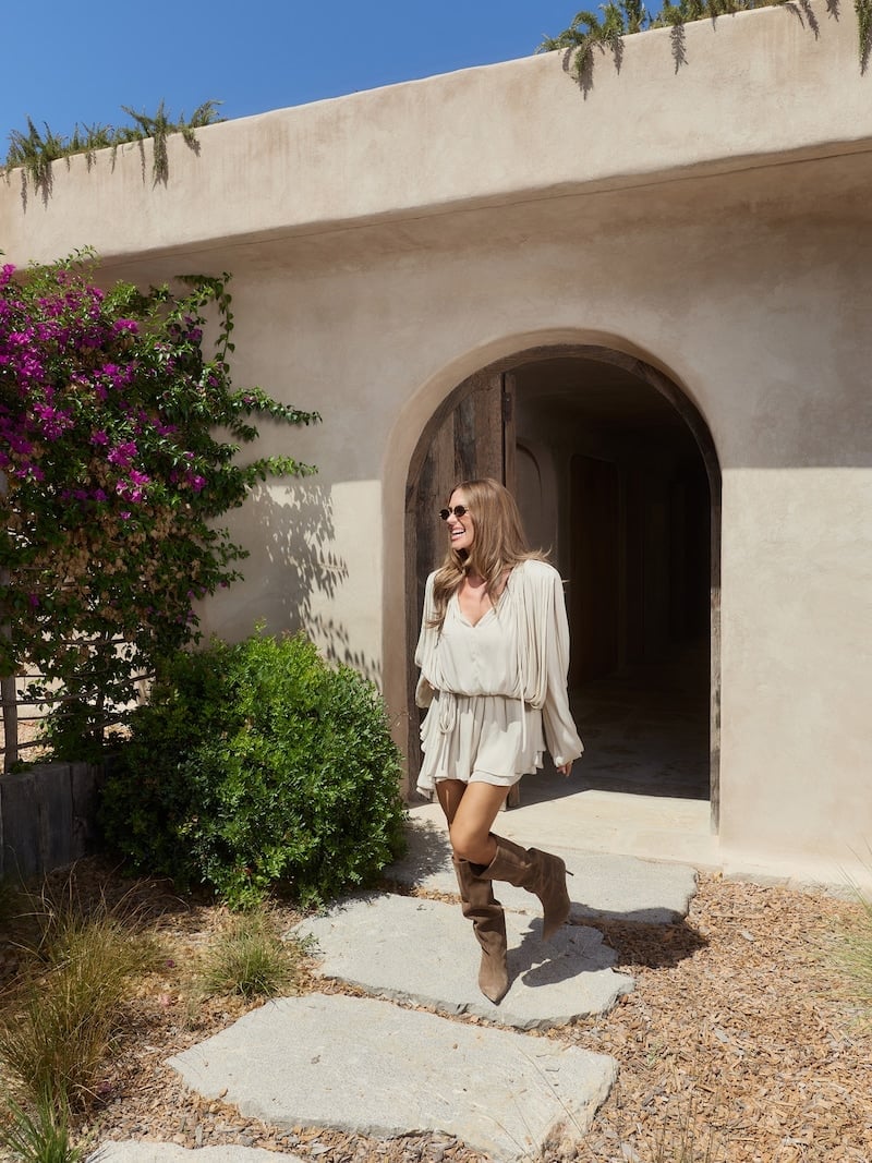 Cream Loose-Fit Dress with Suede Boots — Classy Cream Outfits