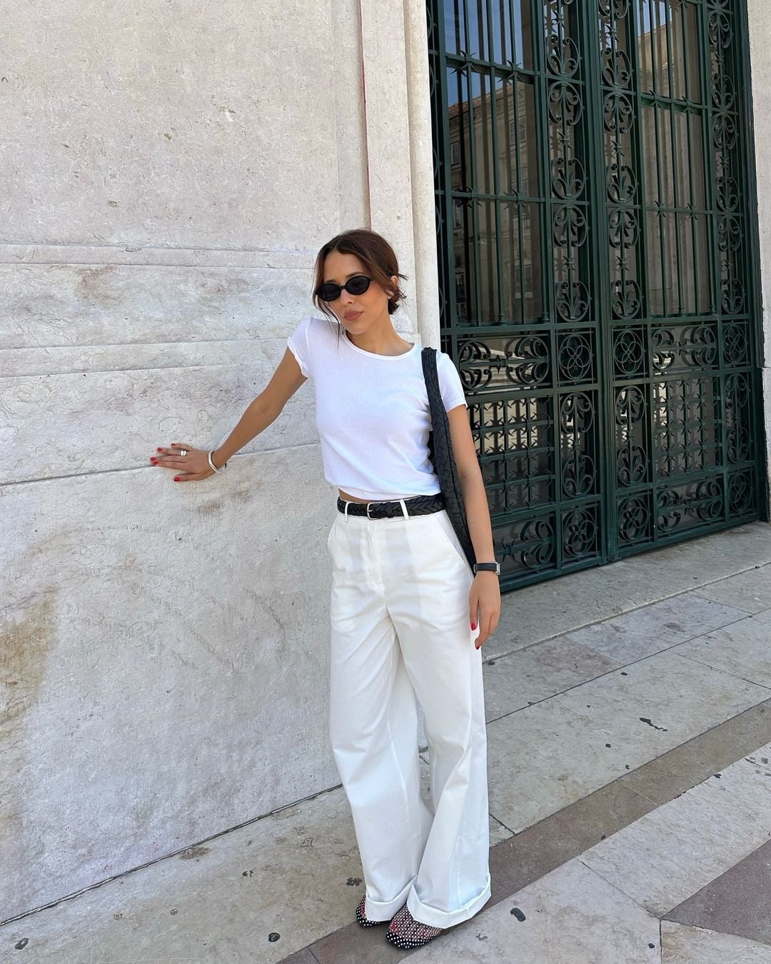 White Wide Leg Trousers With T-shirt And Belt White Wide Leg Trousers With T-shirt And Belt — Classy Cream Pants Outfits