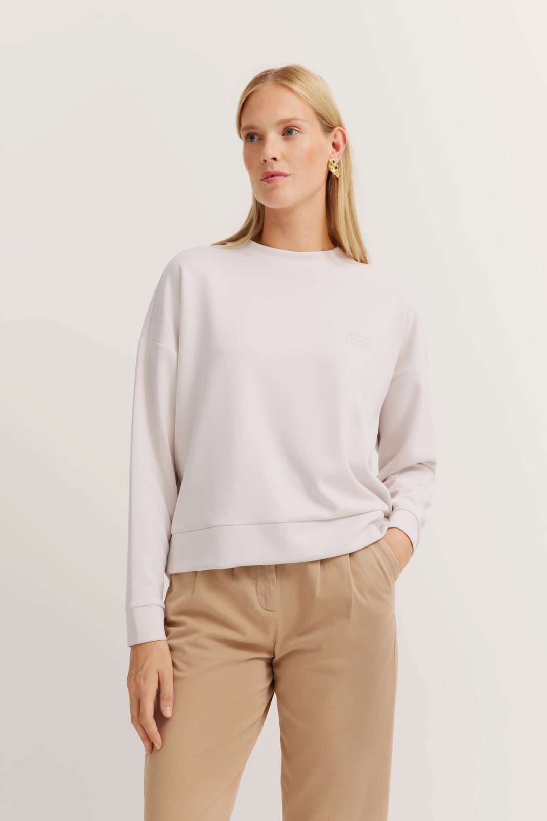 Relaxed Fit Crewneck With Neutral Trousers and Smooth Cotton Knit — Classy Crewneck Outfits