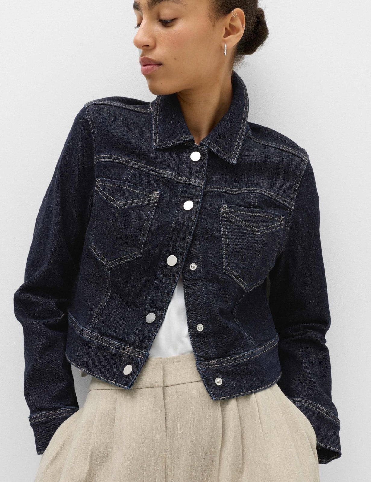 Dark Wash Cropped Denim Jacket with White T-Shirt Dark Wash Cropped Denim Jacket with White T-Shirt — Classy Cropped Jacket Outfits
