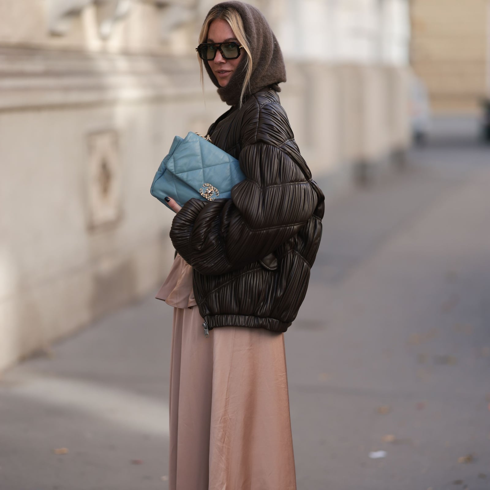Oversized Brown Puffer Jacket with Maxi Skirt Oversized Brown Puffer Jacket with Maxi Skirt — Classy Cropped Jacket Outfits