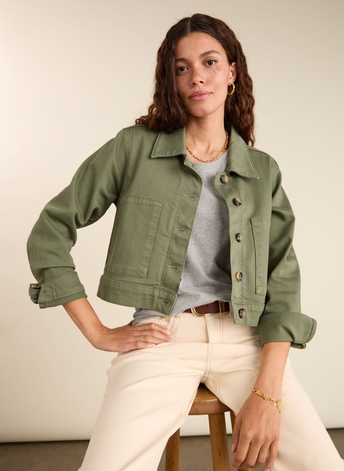 Khaki Green Cropped Jacket with Grey T-Shirt and Cream Trousers Khaki Green Cropped Jacket with Grey T-Shirt and Cream Trousers — Classy Cropped Jacket Outfits