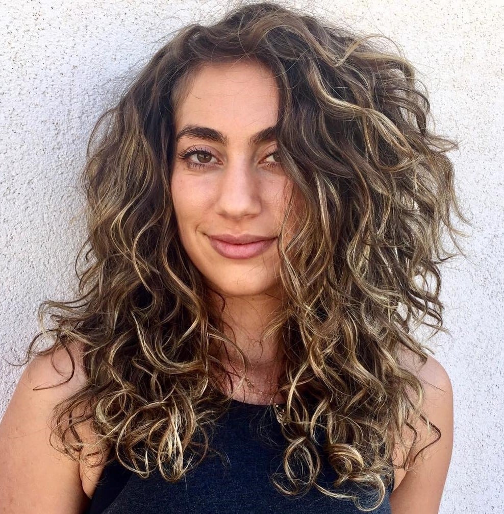 Collarbone Layers With Highlighted Curls — Classy Curly Haircuts
