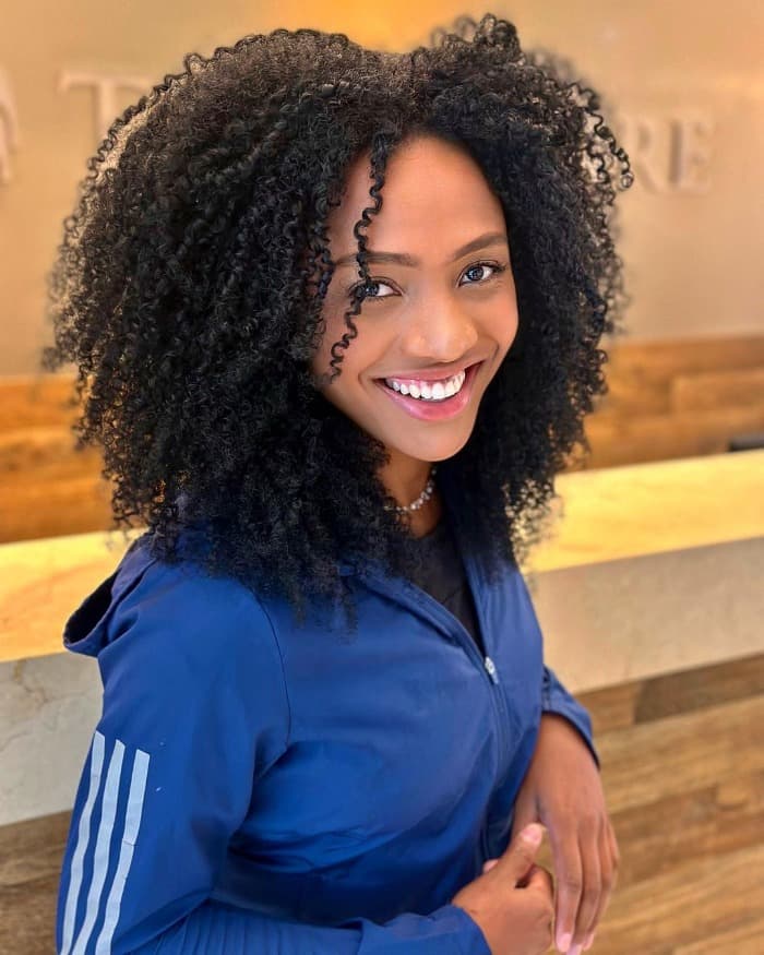 Collarbone Blowout With Defined Curls — Classy Curly Hairstyles for Black Women