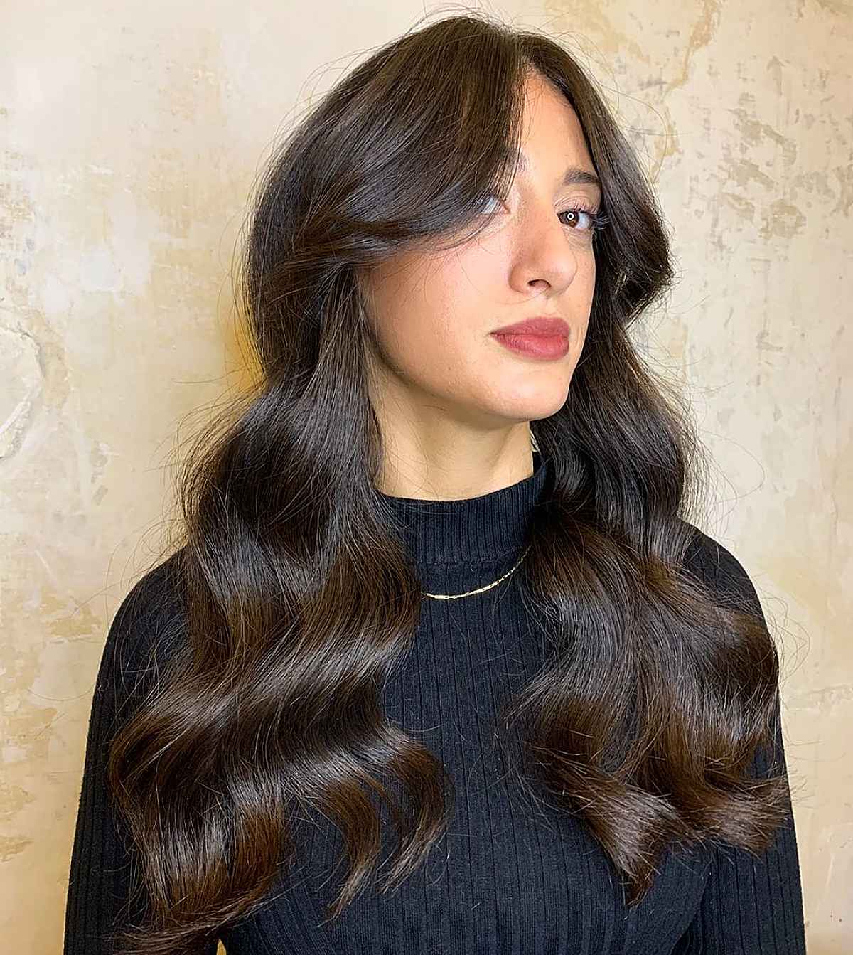 Collarbone Honey Blonde With Loose Waves Collarbone Honey Blonde With Loose Waves — Classy Curtain Bangs Long