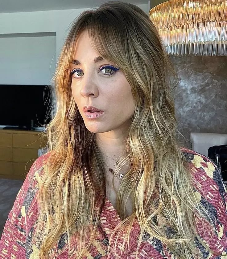 Side Parting Blonde Balayage With Loose Waves Side Parting Blonde Balayage With Loose Waves — Classy Curtain Bangs Long