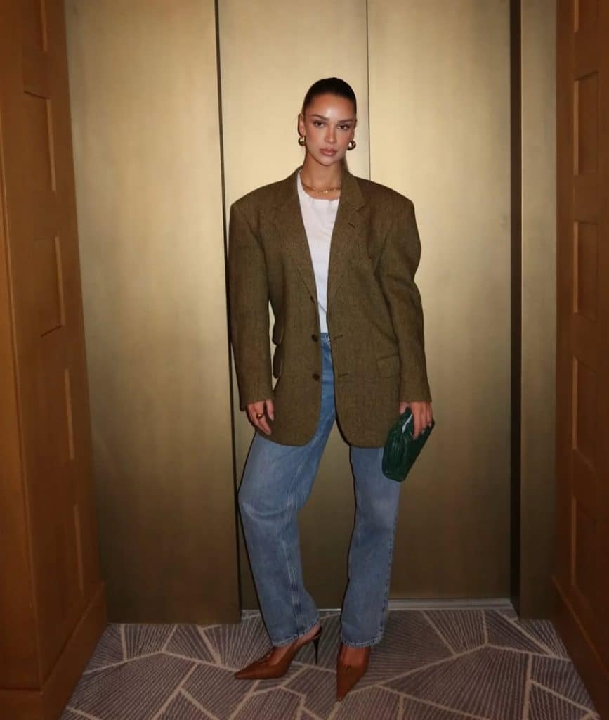 Brown Blazer Adds Warmth to Denim — Classy Denim Outfits