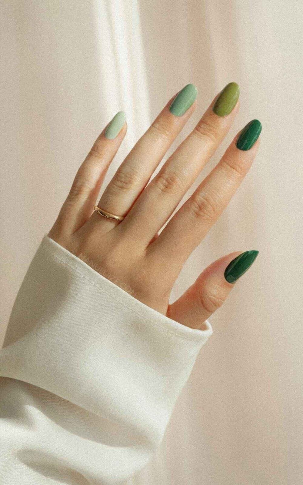 Short Oval Green Shade Gradient Nails Short Oval Green Shade Gradient Nails — Classy Emerald Green Nails