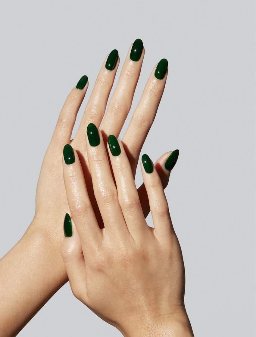 Rich Emerald Green Medium Almond Manicure Rich Emerald Green Medium Almond Manicure — Classy Emerald Green Nails