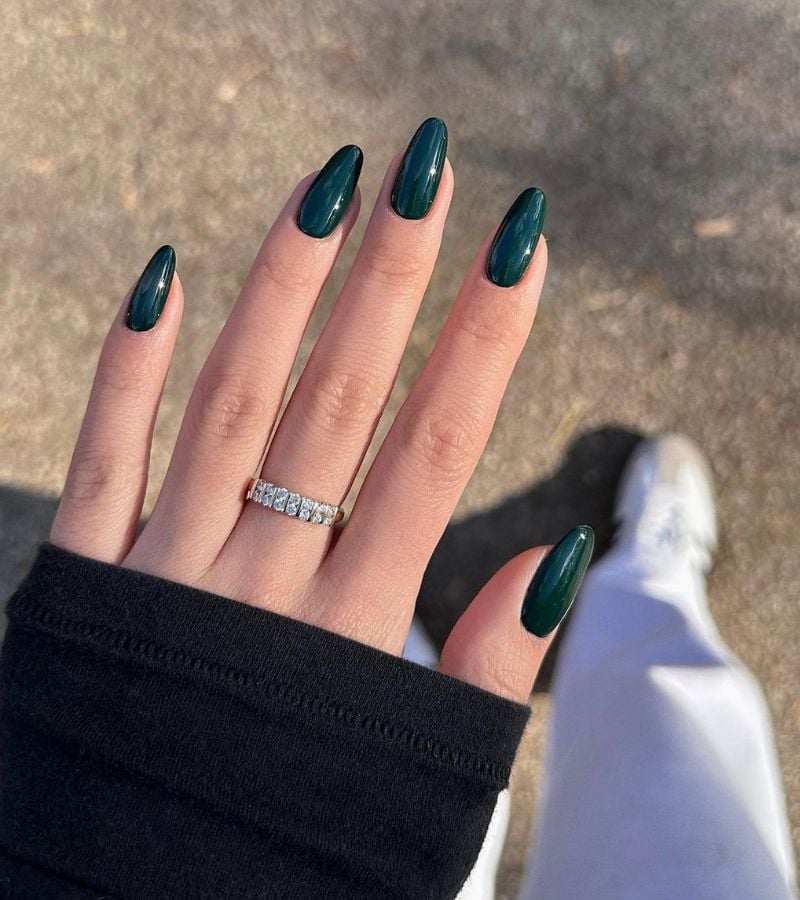 Emerald Green Almond Nails with Leaf Motif Emerald Green Almond Nails with Leaf Motif — Classy Emerald Green Nails