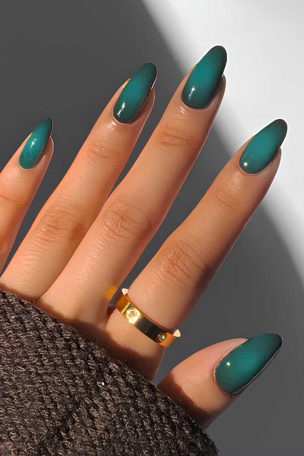 Teal Green Cat-Eye Almond Nails Teal Green Cat-Eye Almond Nails — Classy Emerald Green Nails