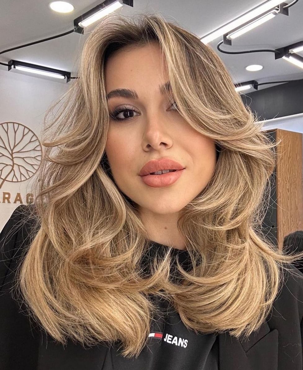 Collarbone Ash Blonde With Curtain Bangs Collarbone Ash Blonde With Curtain Bangs — Classy Face Framing Layers