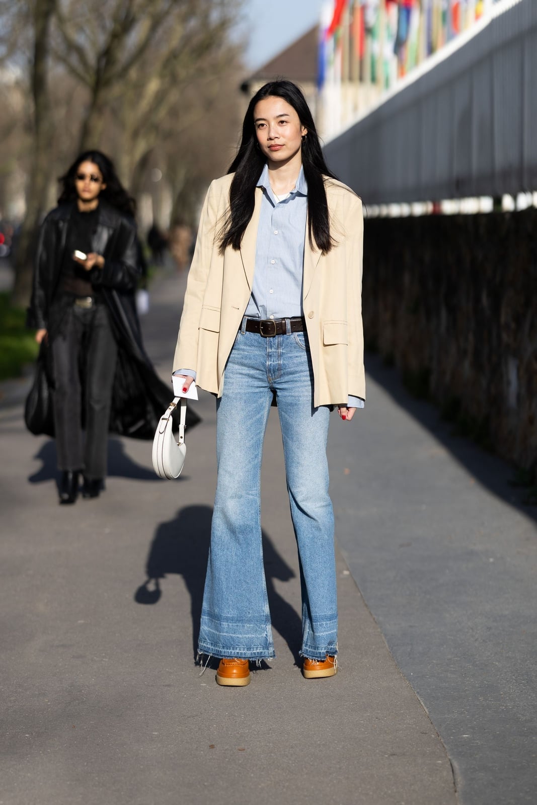 Oversized Blazer With Medium Wash Flare Jeans Oversized Blazer With Medium Wash Flare Jeans — Classy Flare Jeans Outfits