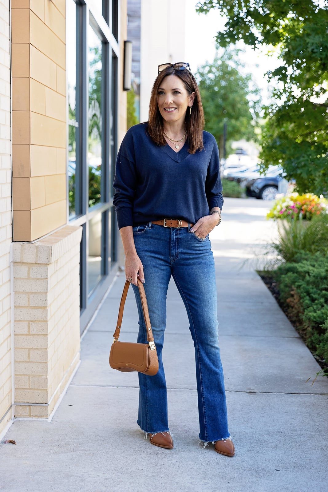 Navy V-Neck Sweater With Medium Wash Denim Navy V-Neck Sweater With Medium Wash Denim — Classy Flare Jeans Outfits