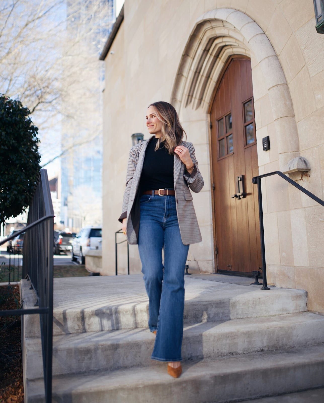 Plaid Blazer With High-Waisted Blue Jeans Plaid Blazer With High-Waisted Blue Jeans — Classy Flare Jeans Outfits
