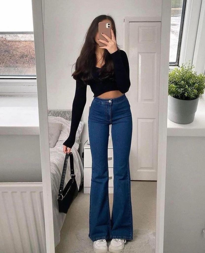 Long Sleeve Crop Top With Blue Flares Long Sleeve Crop Top With Blue Flares — Classy Flare Jeans Outfits