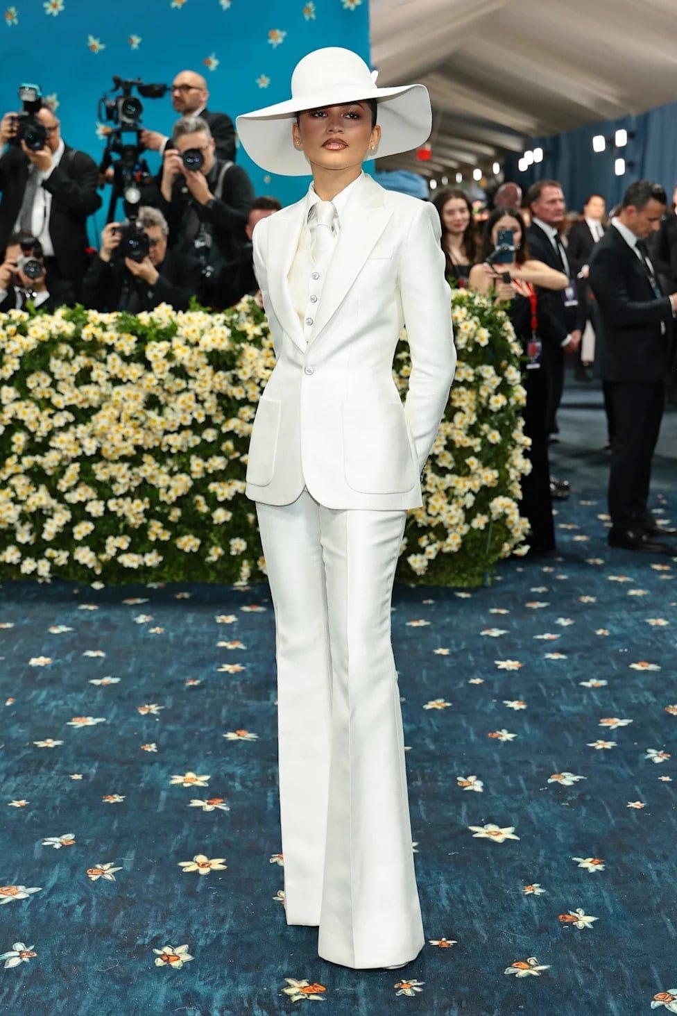 Sharp White Tailored Suit With Wide Brim Hat — Classy Gala Outfits