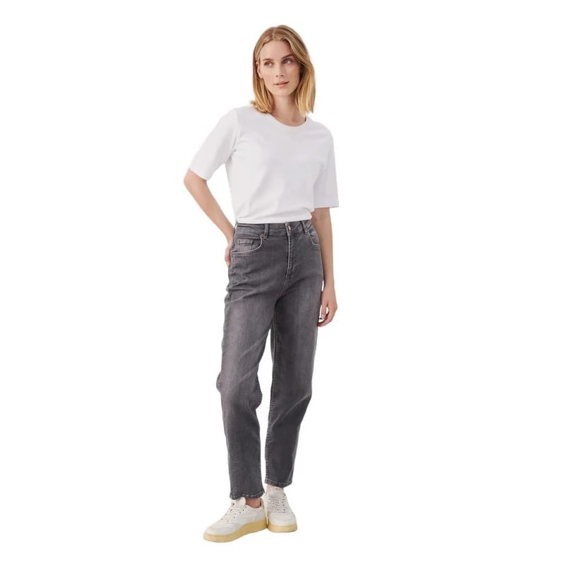 White Sneakers With High Waisted Grey Jeans — Classy Gray Jeans Outfits