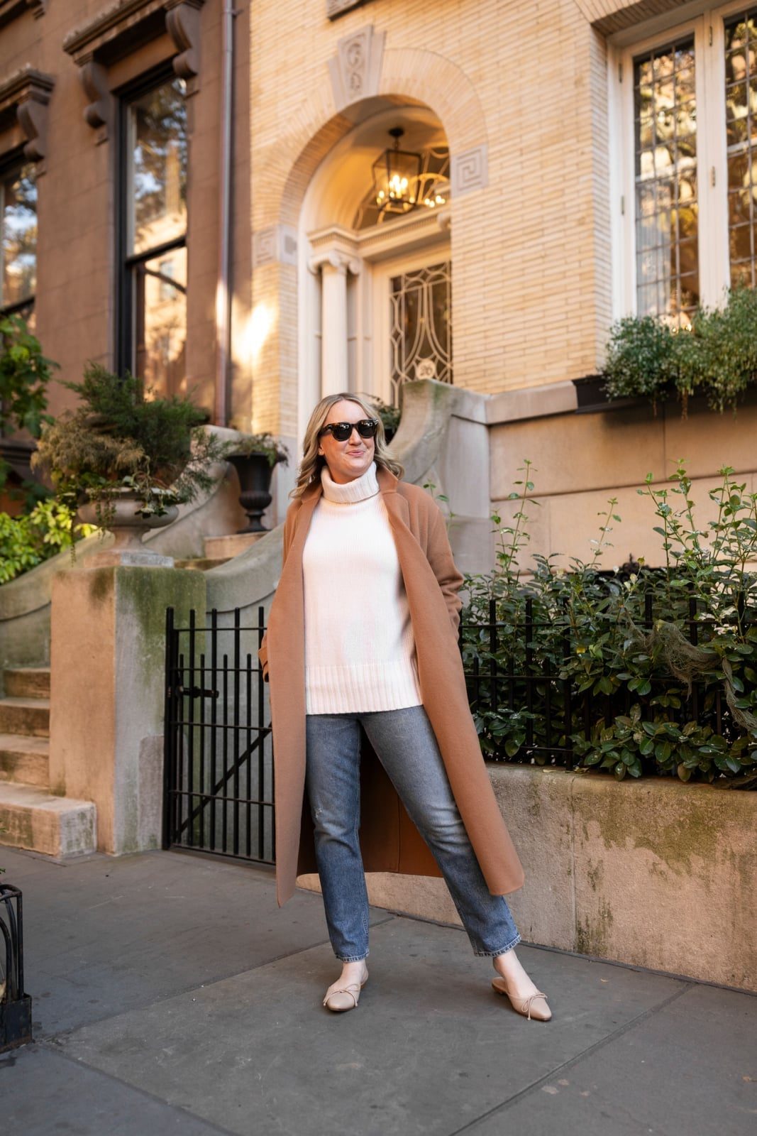 Camel Coat Creates Chic Look With Grey Jeans — Classy Gray Jeans Outfits
