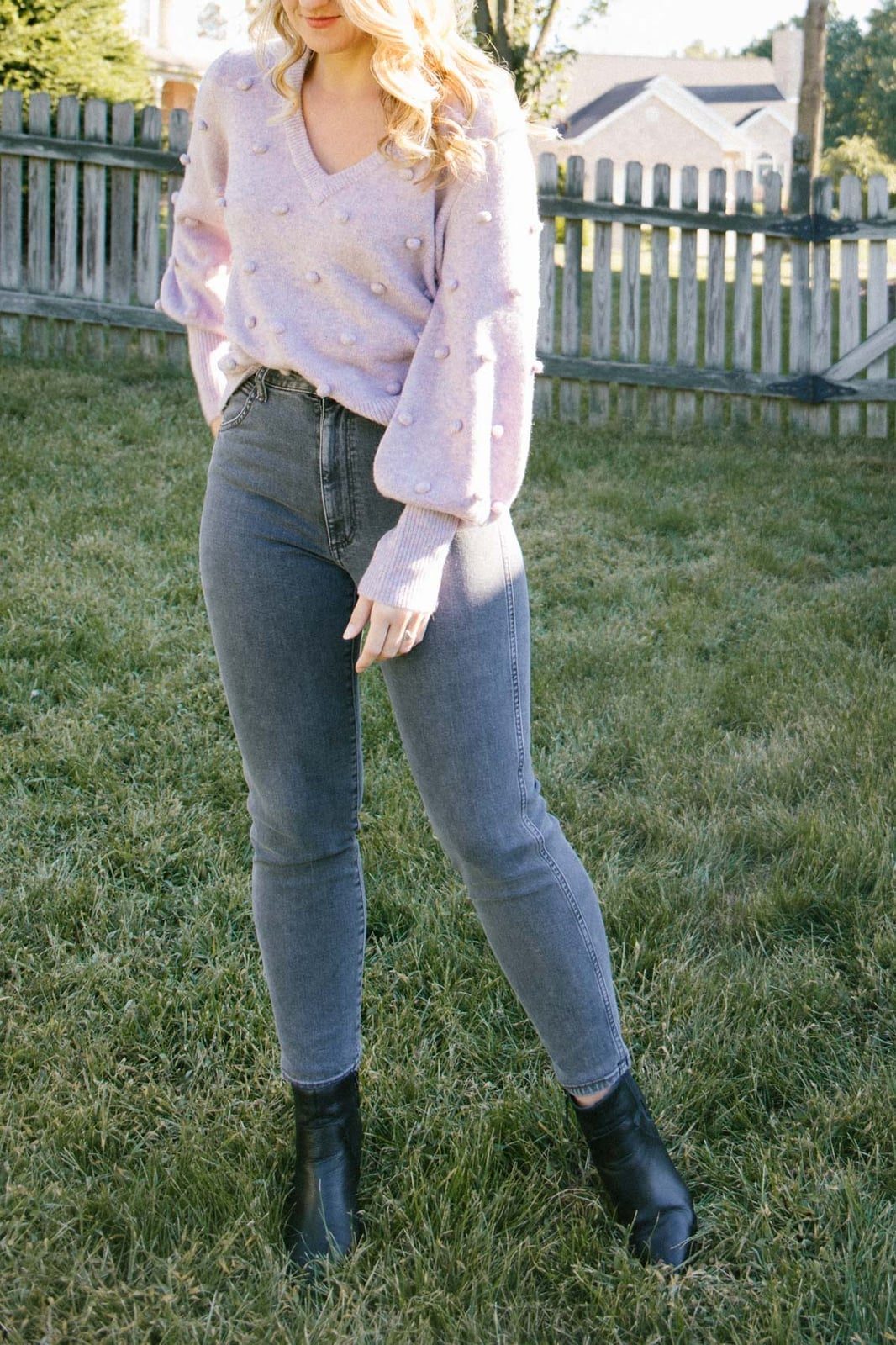 Textured Sweater Pairs With Grey Skinny Jeans — Classy Gray Jeans Outfits