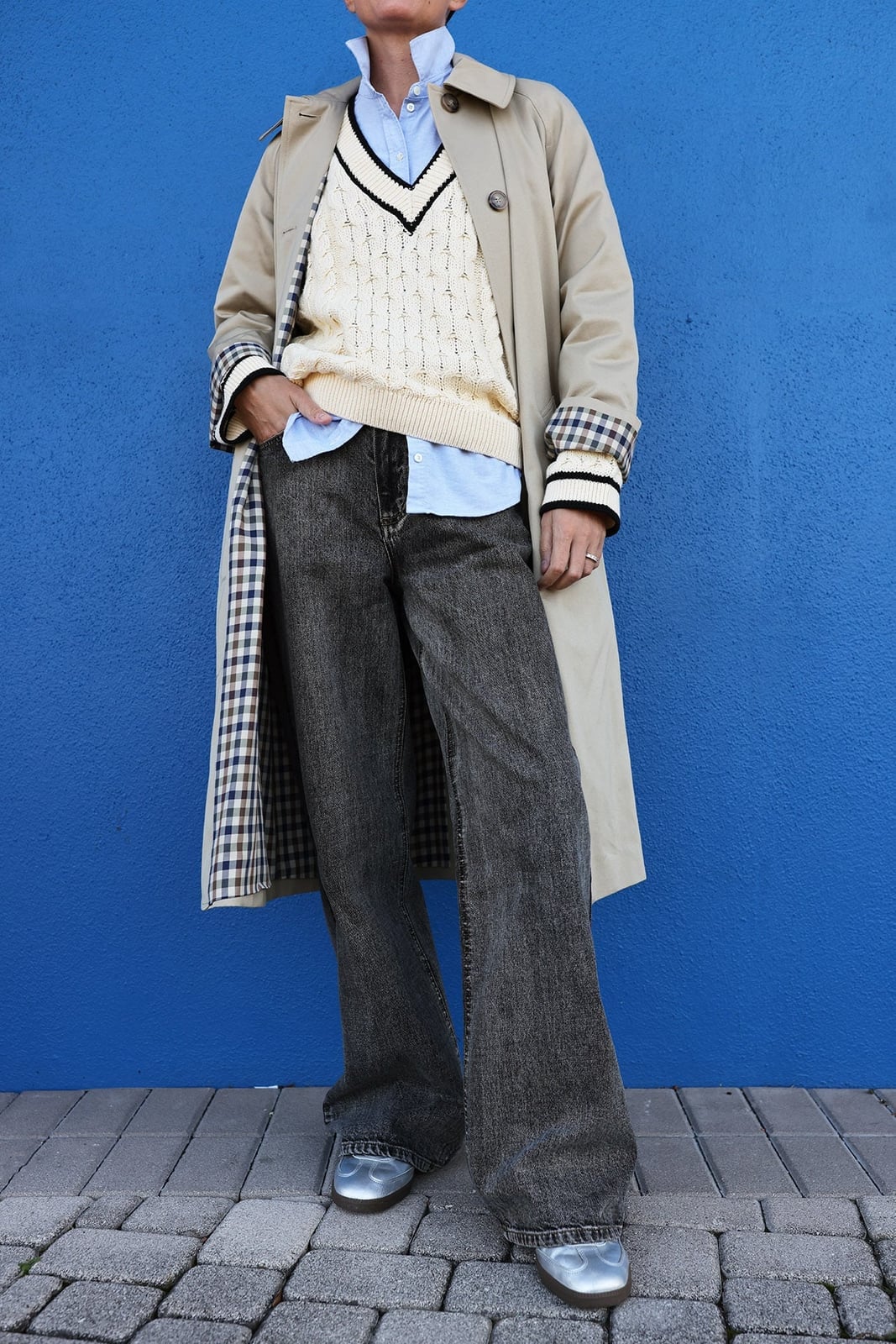 Trench Coat Layers Over Grey Jeans Outfit — Classy Gray Jeans Outfits