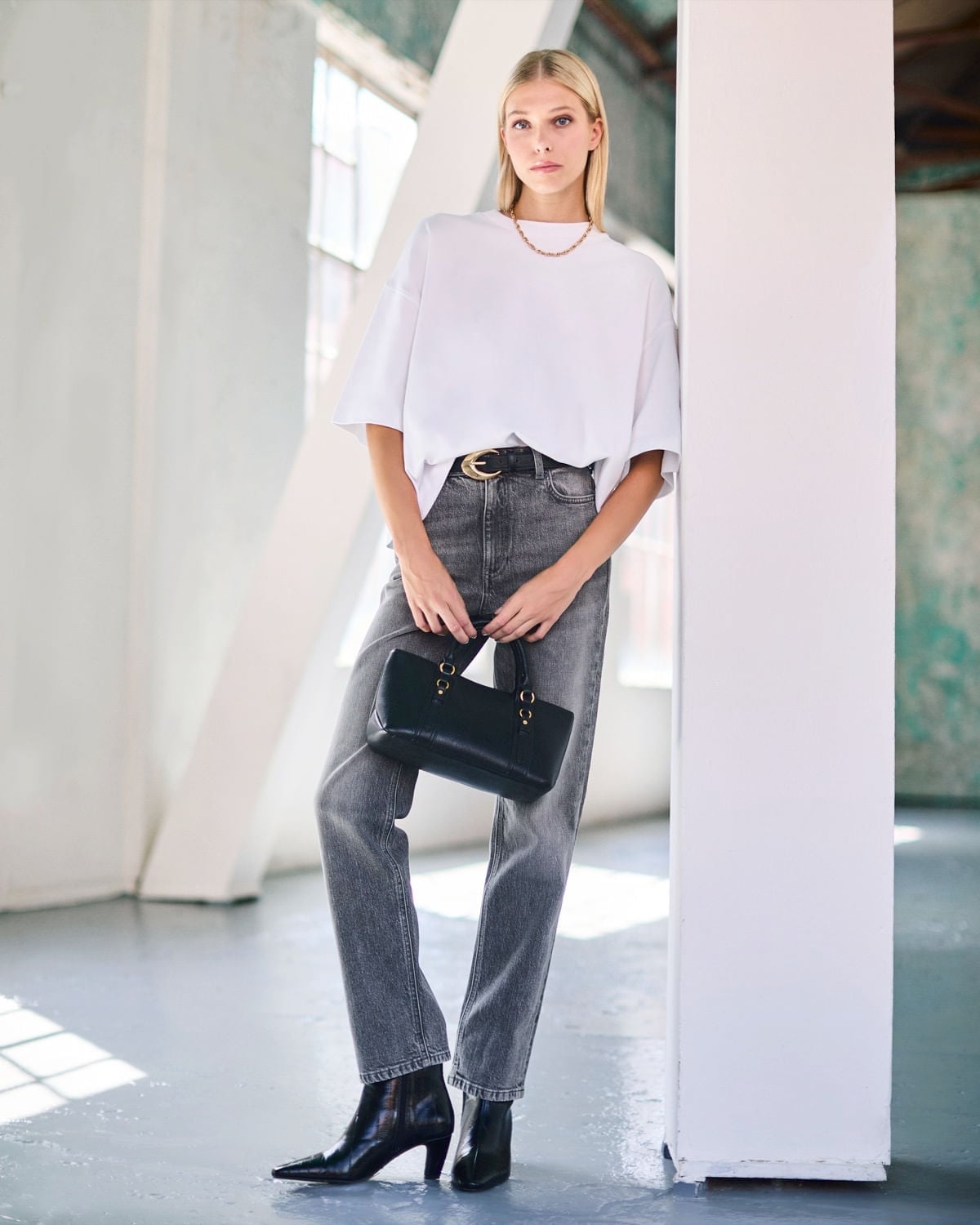 Oversized Tee and Boots with Wide Leg Jeans — Classy Gray Jeans Outfits