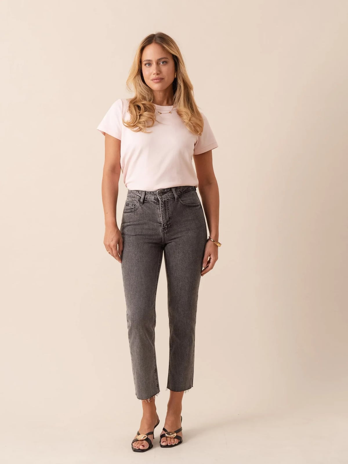 Pink T-Shirt and Heels With Dark Grey Jeans — Classy Gray Jeans Outfits