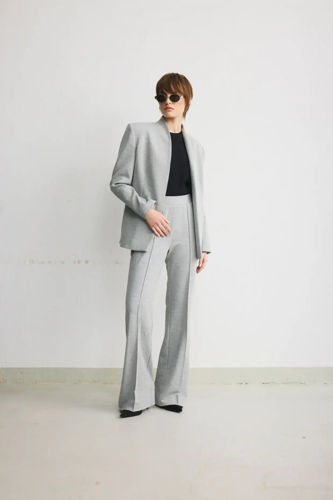 Grey Structured Blazer and Wide Leg Trousers With Jersey Knit Grey Structured Blazer and Wide Leg Trousers With Jersey Knit — Classy Gray Pants Outfits
