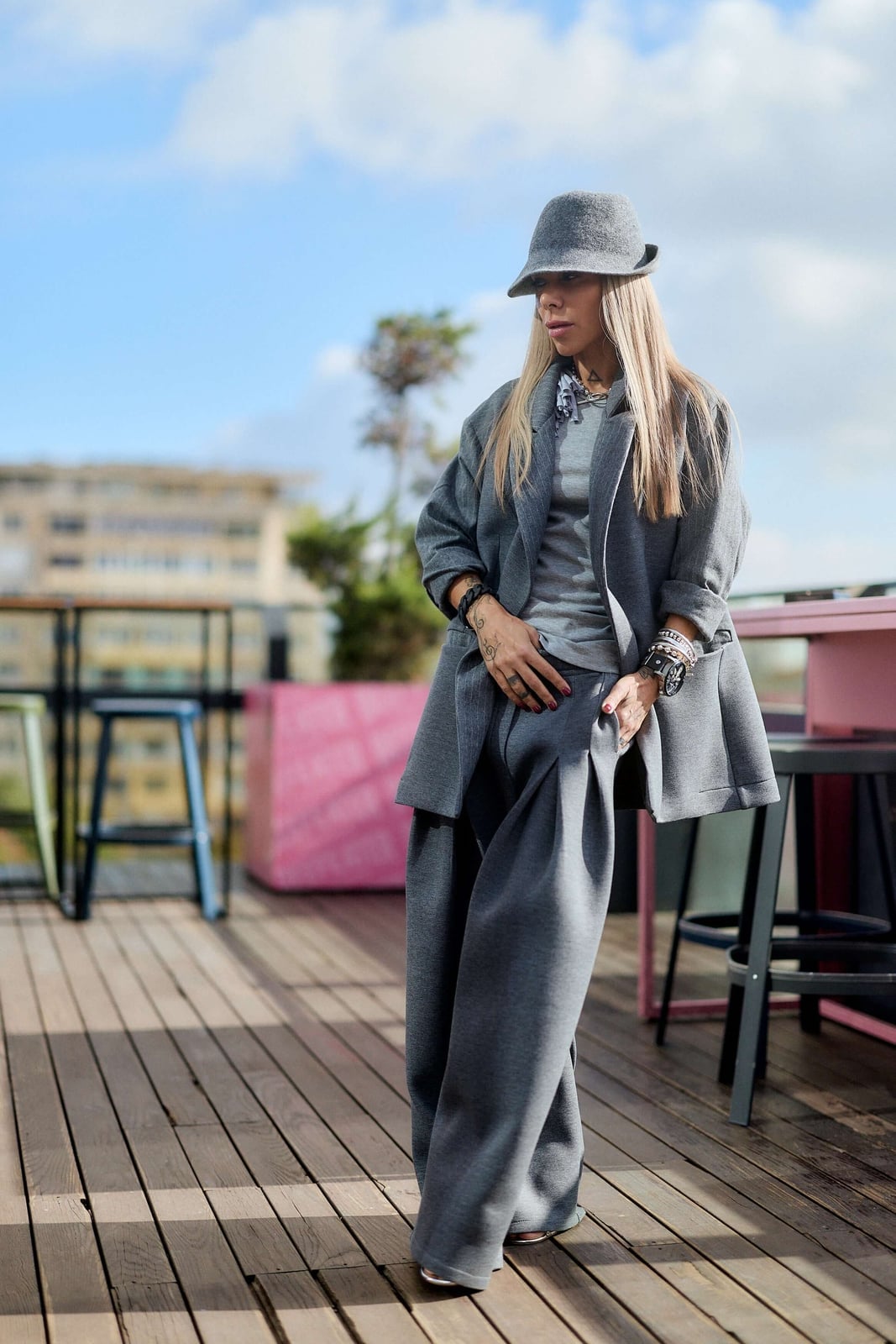 Grey Pleated Wide Leg Trousers with Oversized Blazer, Close-Up Take Grey Pleated Wide Leg Trousers with Oversized Blazer, Close-Up Take — Classy Gray Pants Outfits